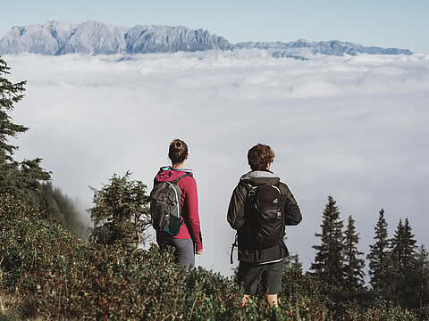 Ein beeindruckendes Wolkenmeer in den Bergen, entdeckt von Wanderern nahe dem Hotel Tauernhof in Großarl.