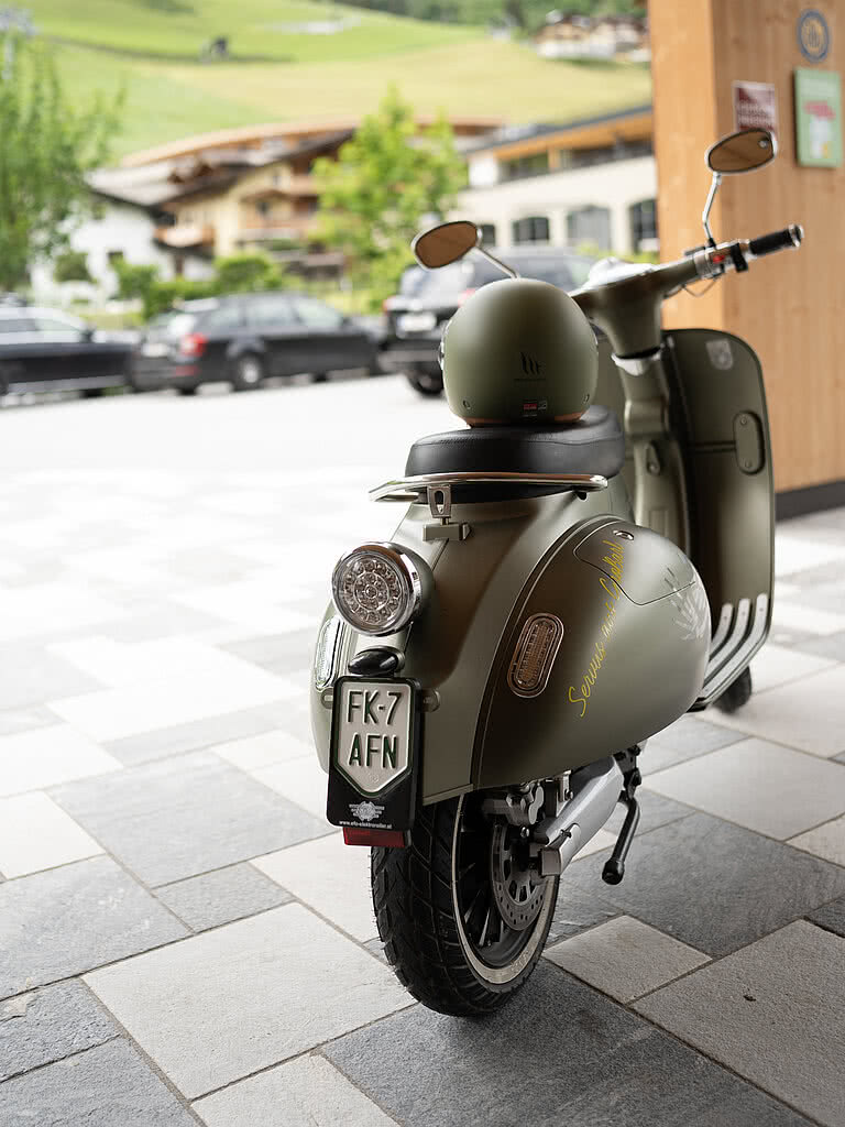 Efo-Elektroroller vor dem Hotel Tauernhof in Großarl