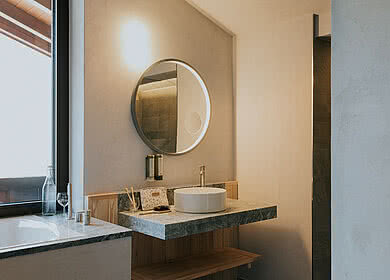 Badezimmer im Zimmer Zapfen&Streich in der Unterkunft Hotel Tauernhof in Großarl