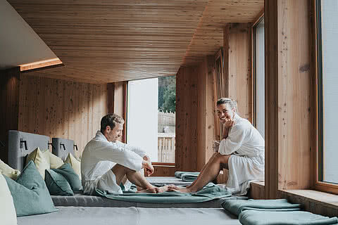 Paar beim Entspannen im Wellnessbereich im Hotel Tauernhof