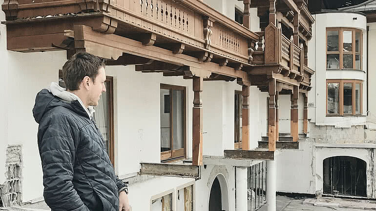 Christian Hettegger schaut sich die Baustelle auf dem Hotelgrundstück an