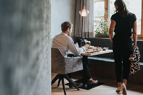 Paar beim Essen im Hotel Tauernhof
