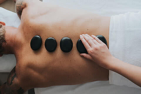 Hot Stone Behandlung im Wellnesshotel Tauernhof