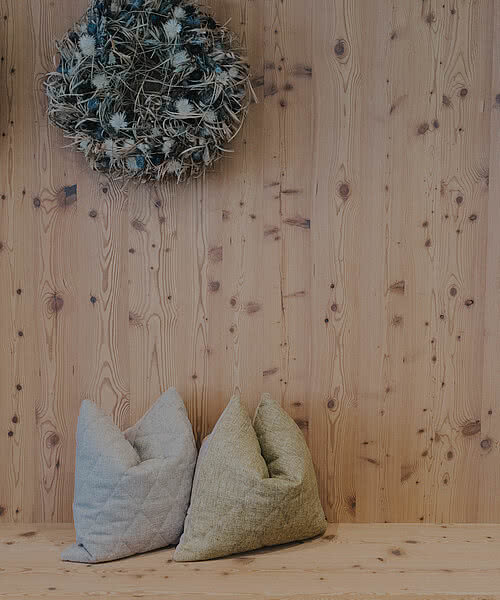 Holzwand im Hotel Tauernhof