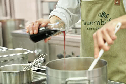 Gemüse wird mit Rotwein abgelöscht