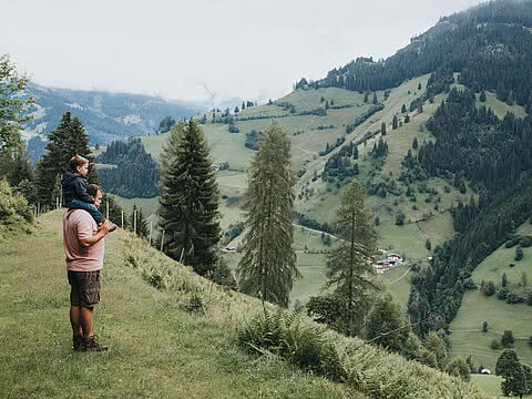 Markus schaut mit seinem Sohn auf die Großarler Landschaft