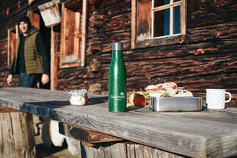 Jausenbox des Tauernhof vor Hütte