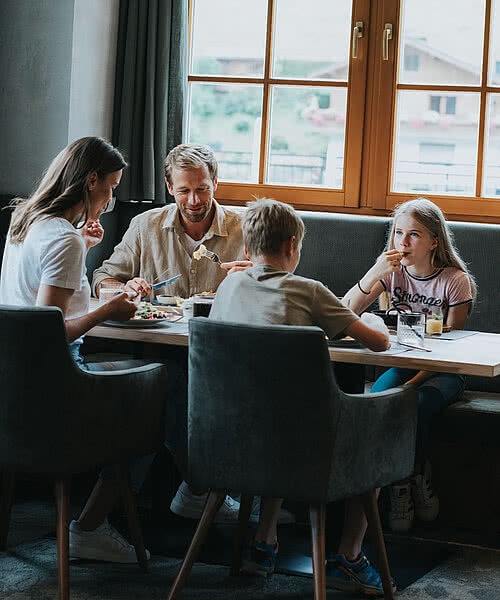 Essen mit der Familie im Tauernhof Restaurant in Großarl