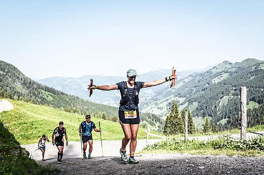 Gruppe von Trail Wanderern und Läufern beim Mountainman Großarl