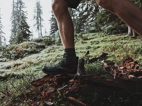 Mit Wanderschuhen im freien Gelände auf der Alm unterwegs