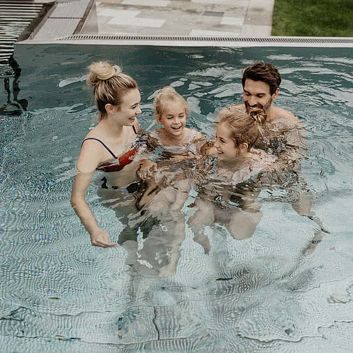 Wellnesshotel Großarl, Salzburg, Pool mit Familie im Tauernhof