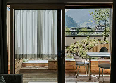Blick auf den Garten des Zimmers Frei&Wild in der Unterkunft Hotel Tauernhof in Großarl