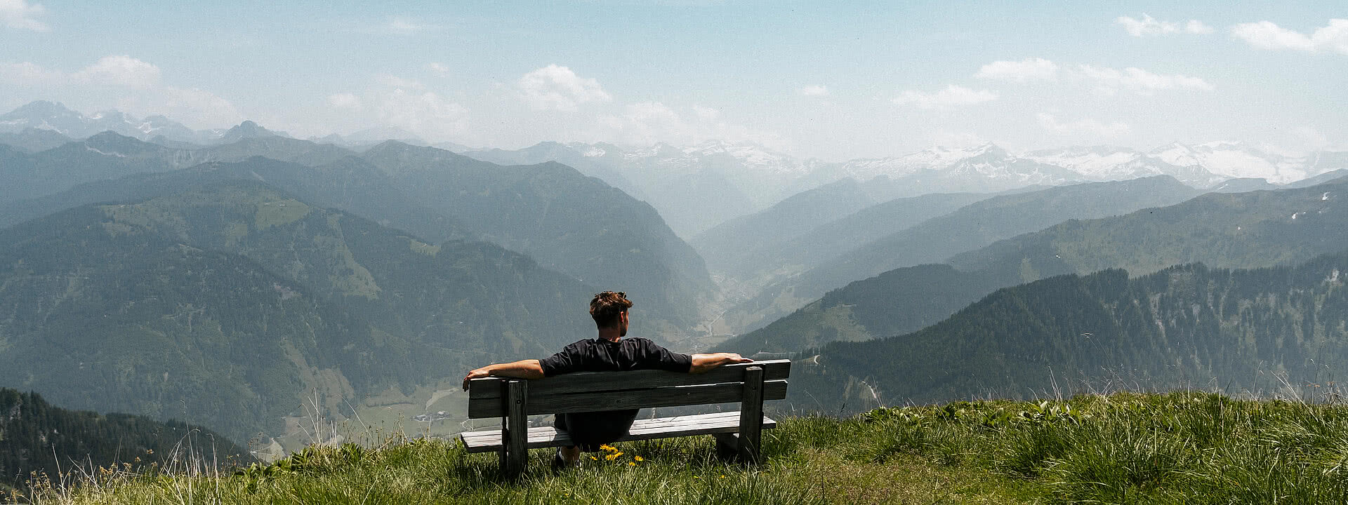 Eine Person genießt den Ausblick auf dem Kreuzkogel