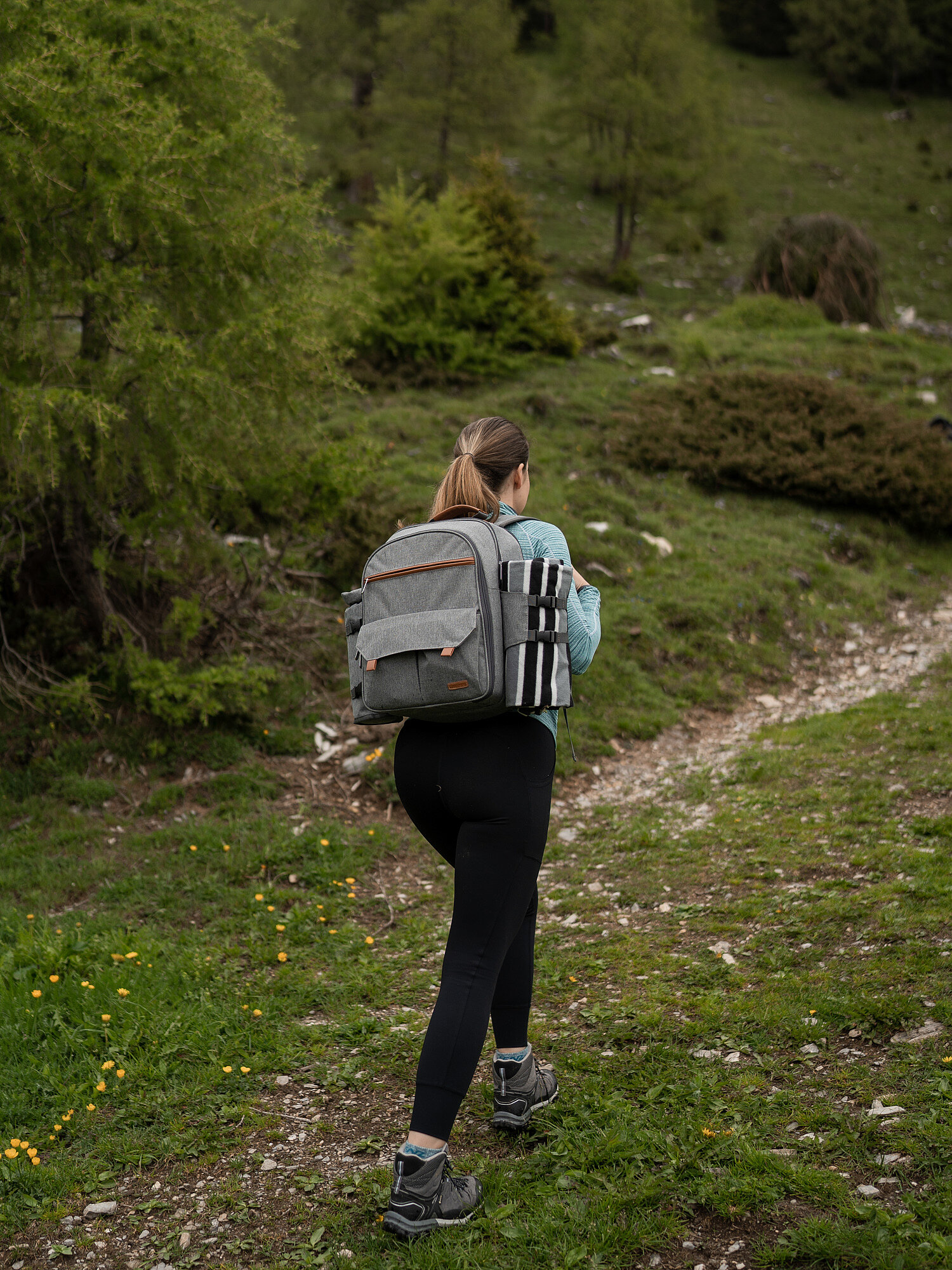 Frau beim Wandern im Romantikurlaub in Großarl