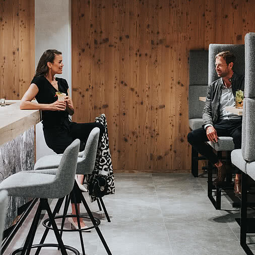 Paar mit einem Cocktail in der Bar im Tauernhof