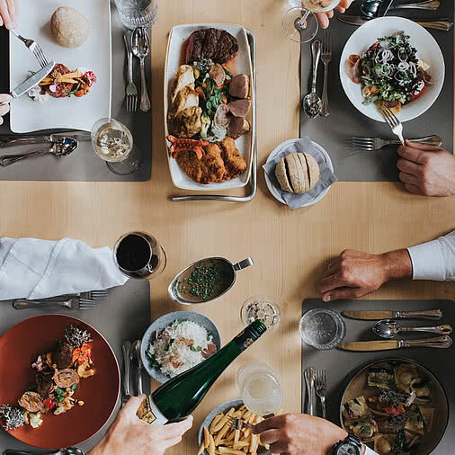 voll gedeckter Tisch mit Speisen im Restaurant im Tauernhof