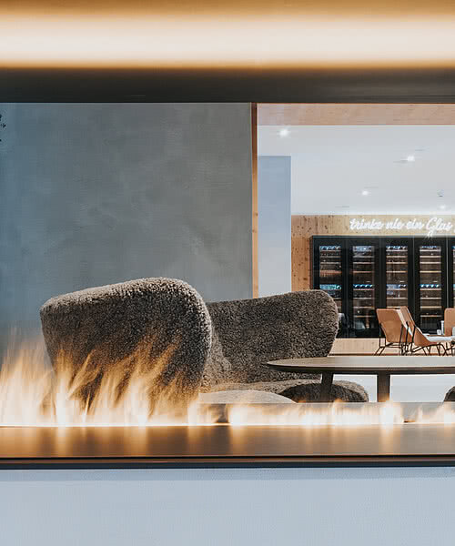 Empfangsbereich mit Kamin im Hotel Tauernhof