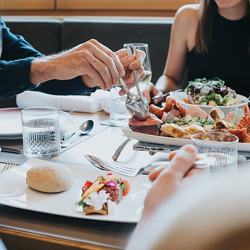 Gruppe beim Essen im Restaurant im Tauernhof
