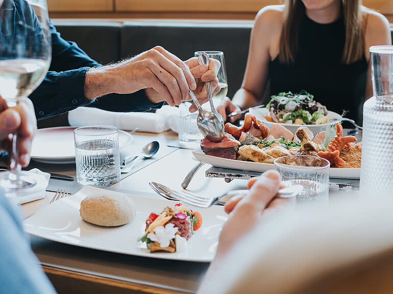 Gruppe beim Essen im Restaurant im Tauernhof