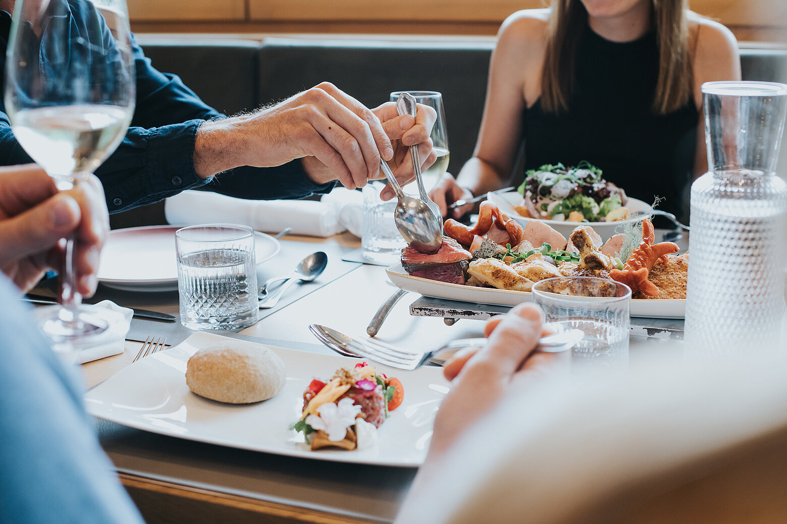 Gruppe beim Essen im Restaurant im Tauernhof