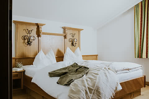 Bett in der Suite Bergblick im Hotel Tauernhof in Großarl