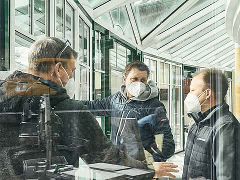 Christian Hettegger bei einer Baubesprechung im Schwimmbad