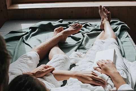 Paar beim Entspannen im Wellnessbereich im Hotel Tauernhof 