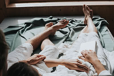 Paar beim Entspannen im Wellnessbereich im Hotel Tauernhof 