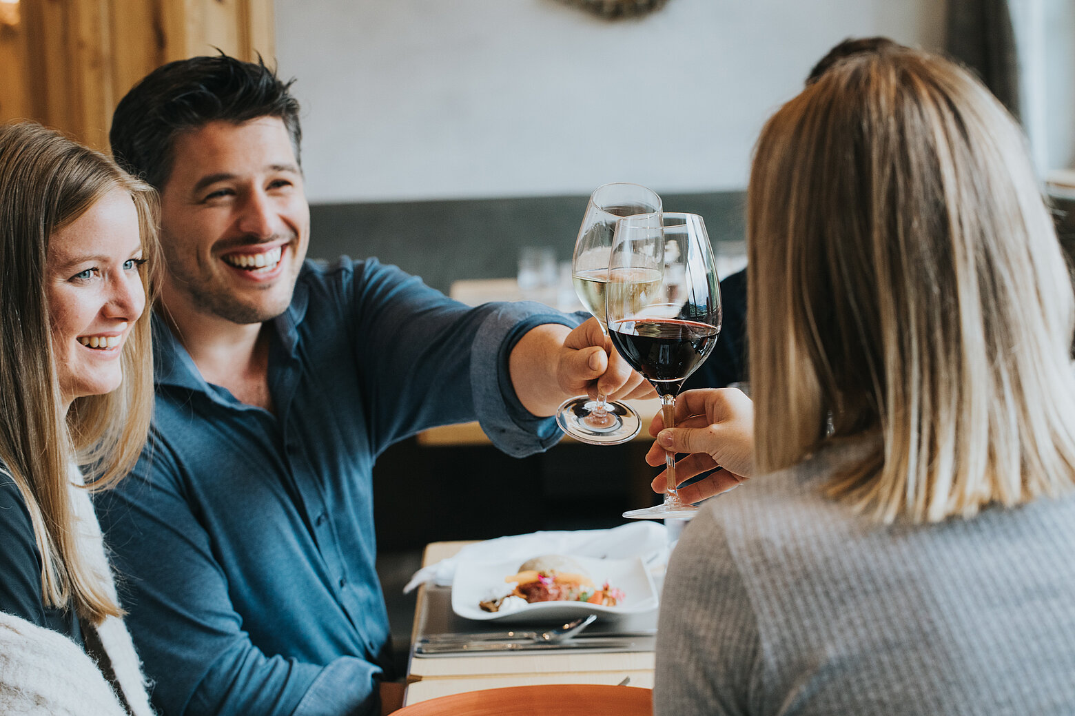 Gruppe beim Essen im Restaurant im Tauernhof
