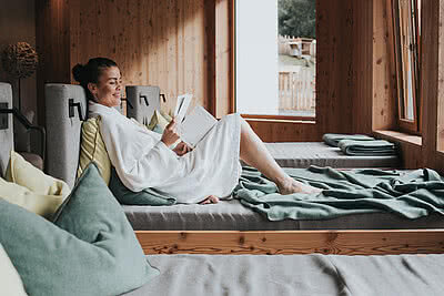 Frau beim Entspannen im Wellnessbereich im Hotel Tauernhof