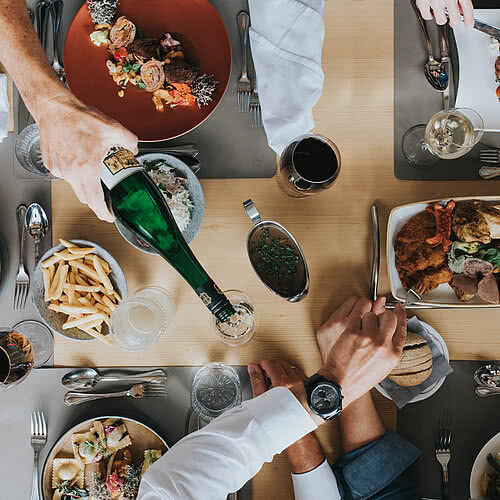 voll gedeckter Tisch mit Speisen im Restaurant im Tauernhof
