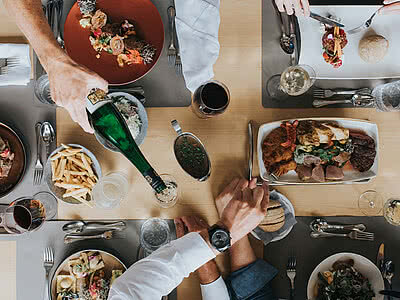 voll gedeckter Tisch mit Speisen im Restaurant im Tauernhof