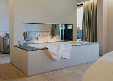 Badewann im Zimmer Zapfen&Streich Superior in der Unterkunft Hotel Tauernhof in Großarl