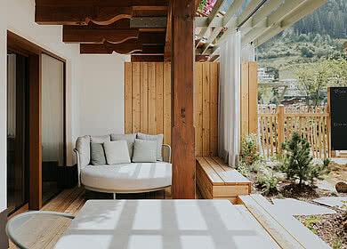 Gemütliche Sitzecke in dem Garten des Zimmer Frei&Wild Superior in der Unterkunft Hotel Tauernhof in Großarl