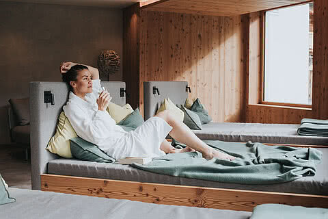 Frau beim Entspannen im Wellnessbereich im Hotel Tauernhof