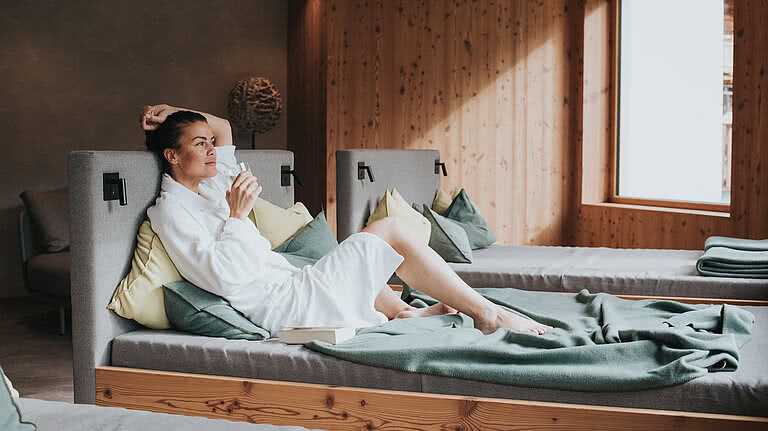 Digital Detox im Großarltal Frau beim Entspannen im Wellnessbereich im Hotel Tauernhof