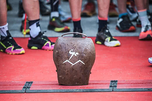 Kuhglocke mit Mountainman Großarl Logo im Startbereich des Trail Running Events
