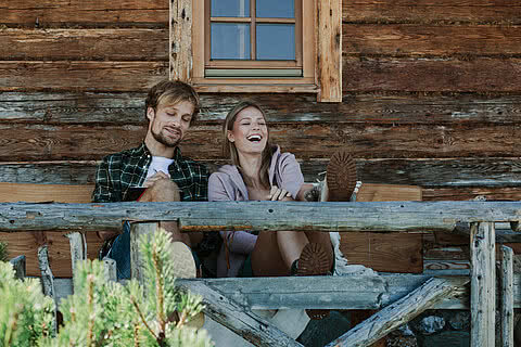 Paar auf einer Alm in Großarl