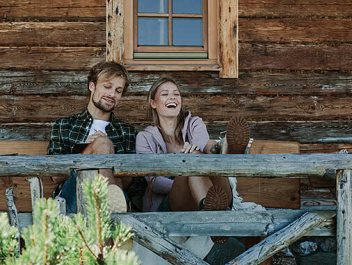 Paar auf einer Alm in Großarl