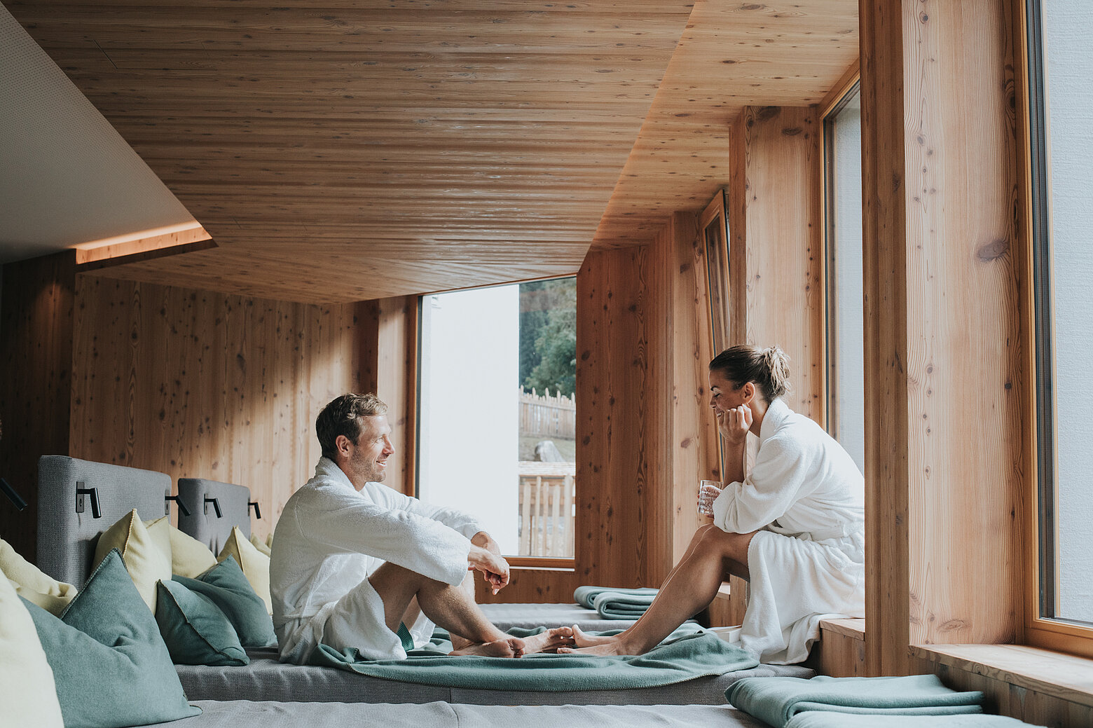 Paar beim Entspannen im Wellnessbereich im Hotel Tauernhof
