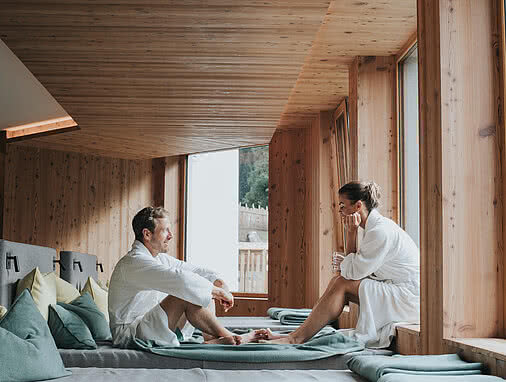 Paar beim Entspannen im Wellnessbereich im Hotel Tauernhof