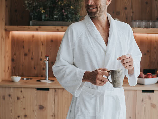 Mann in der Saftbar im Wellnessbereich vom Tauernhof