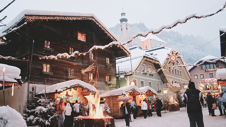 Bergadvent Großarltal mit verschneiten Adventhütten