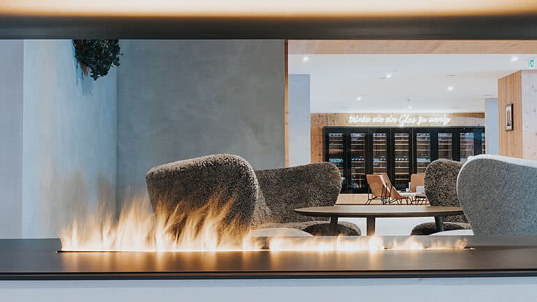 Hotellobby des Tauernhofs mit Kaminfeuer
