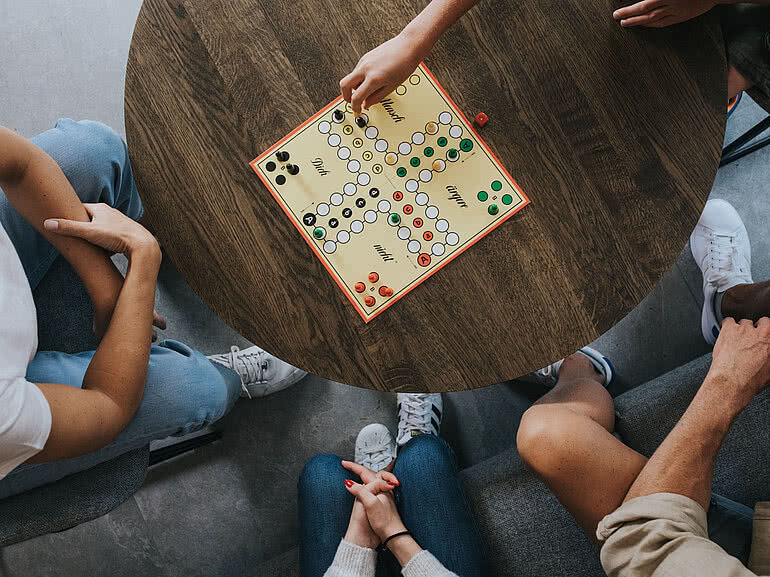 Brettspiel mit der Familie im Hotel Tauernhof in Großarl