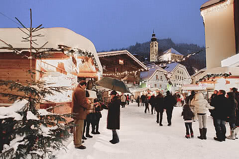 Adventmarkt in Großarl am Abend