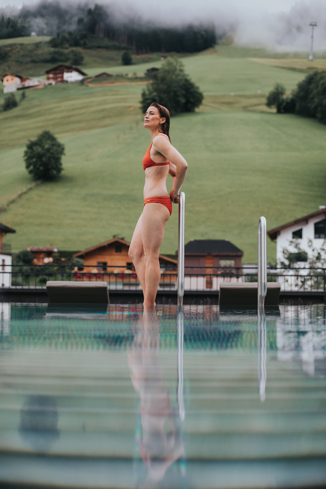 Frau beim Pool im Wellnesshotel Tauernhof