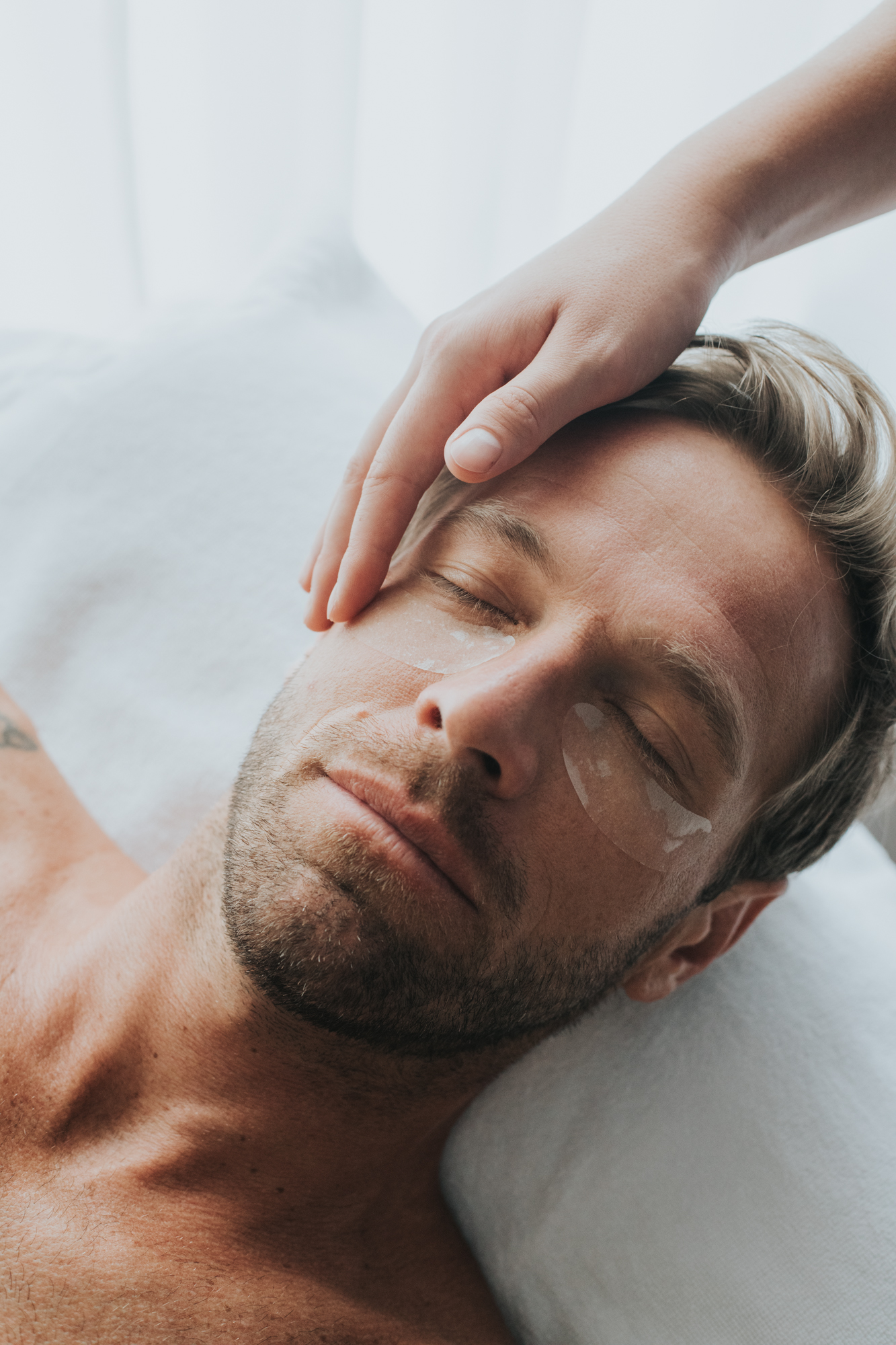 Mann bei einer Gesichtsbehandlung im Wellnesshotel Tauernhof