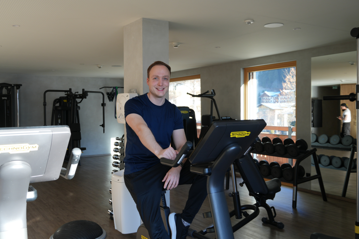 Saunameister Philipp auf einem Hometrainer