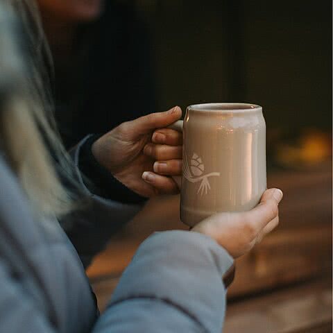 Glühwein, Weißwürstl & Brezn ️ Einmal pro Woche Wintermarkt im Tauernhof – gmiatlich beinand sein oder beim Nageln mitfiebern.